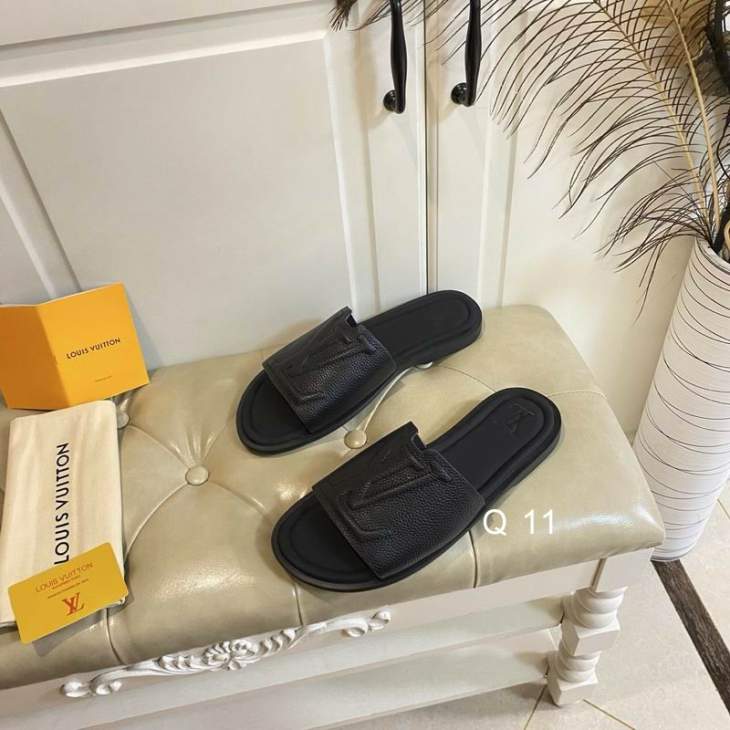 Picture of Louis Vuitton Slippers _SKULVsz35-40Y0705409